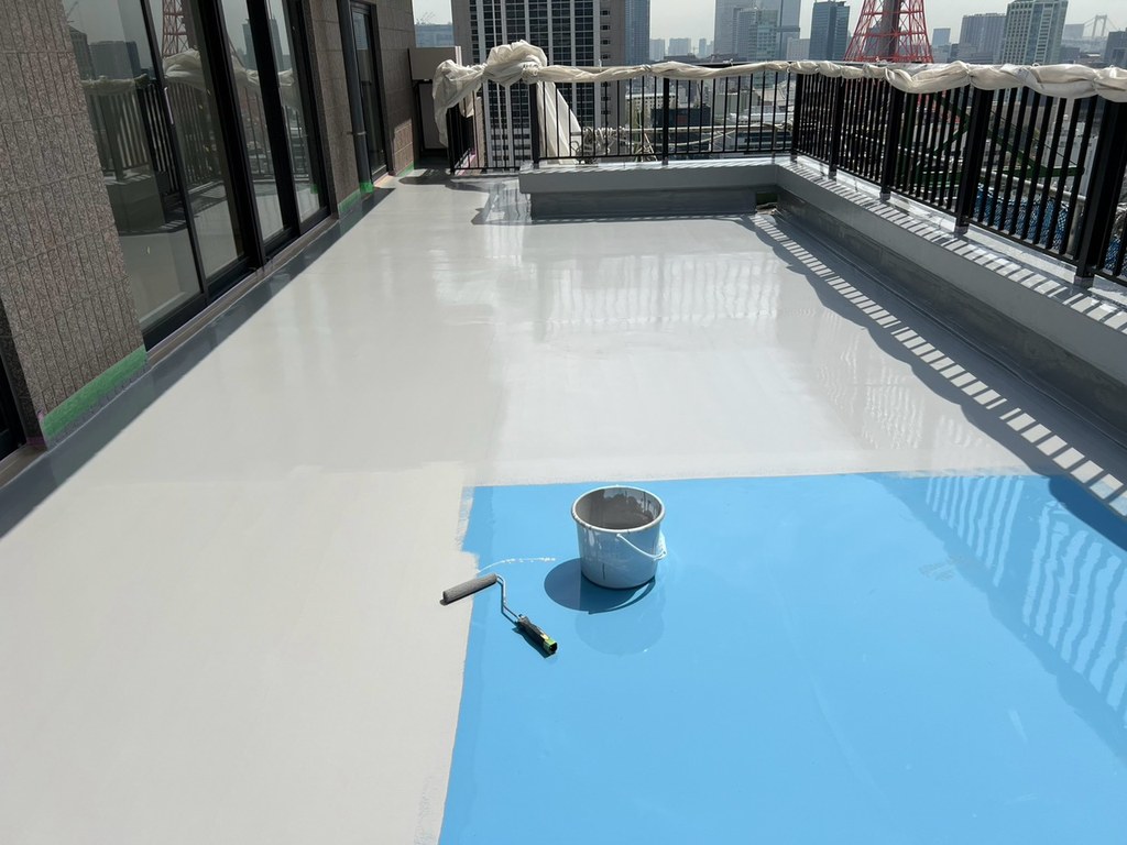 港区 Rビル バルコニー防水改修工事 トップコート塗布