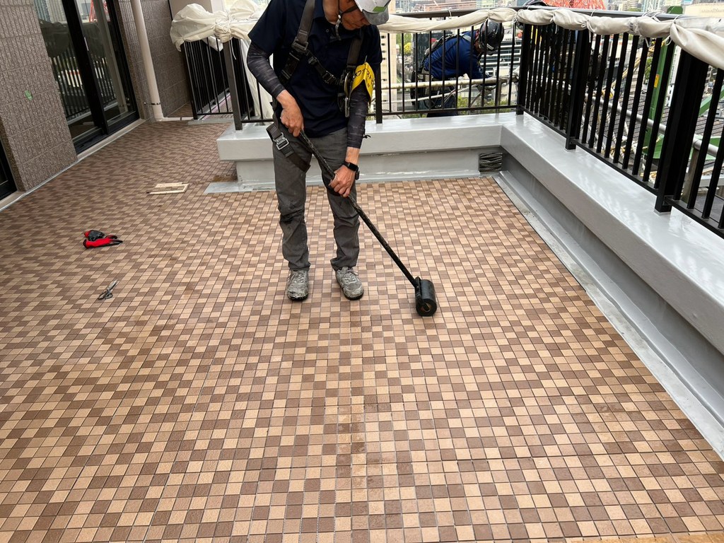 港区 Rビル バルコニー防水改修工事 転圧