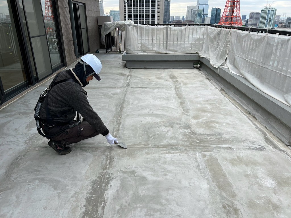 港区 Rビル バルコニー防水改修工事 ケレン清掃