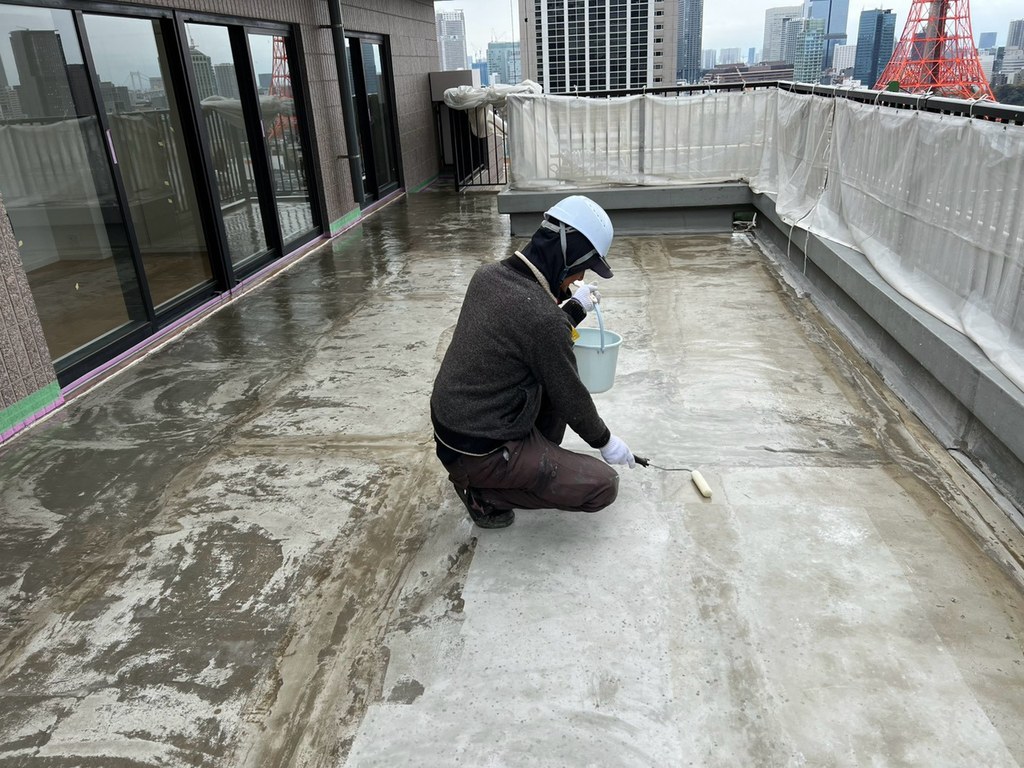 港区 Rビル バルコニー防水改修工事 プライマー塗布