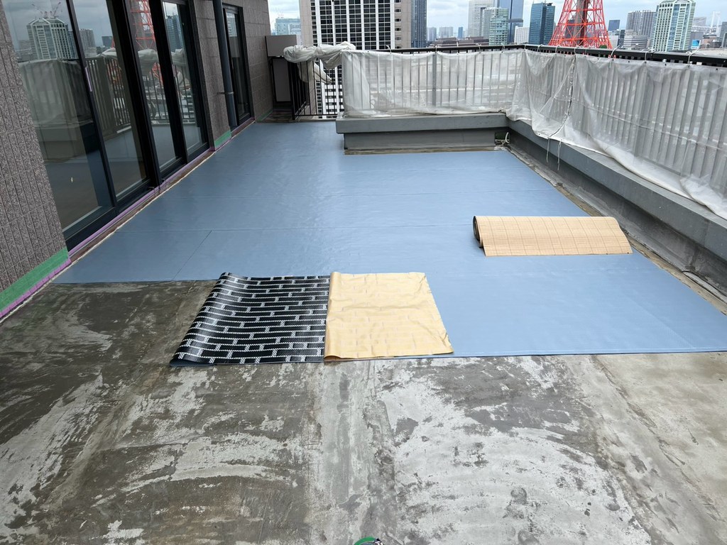 港区 Rビル バルコニー防水改修工事 通気緩衝シート張り