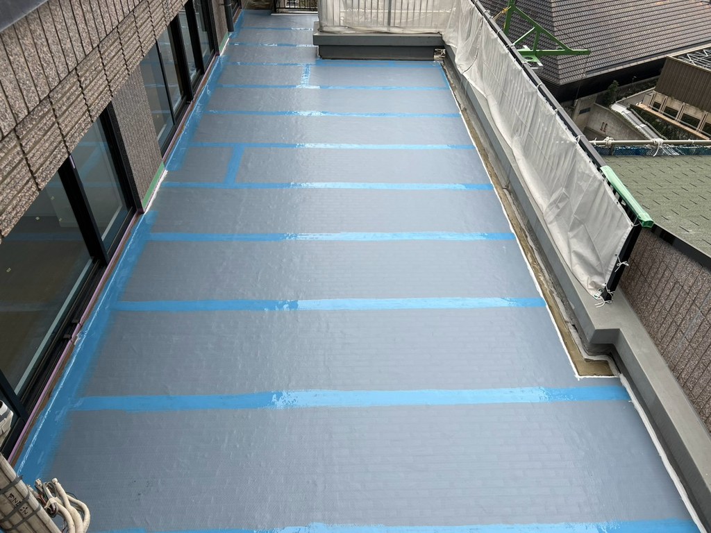 港区 Rビル バルコニー防水改修工事 ジョイント部 補強塗り